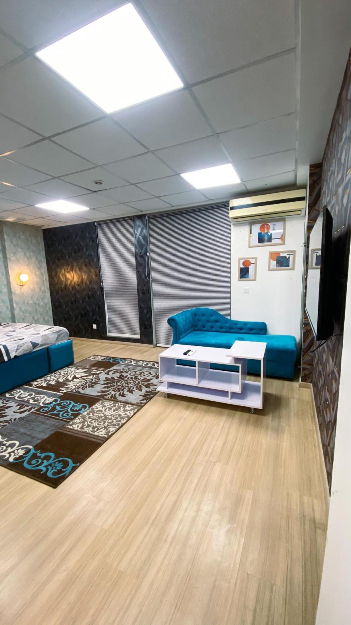 Blue Velvet Dlf My Pad Gomtinagar Hotel
