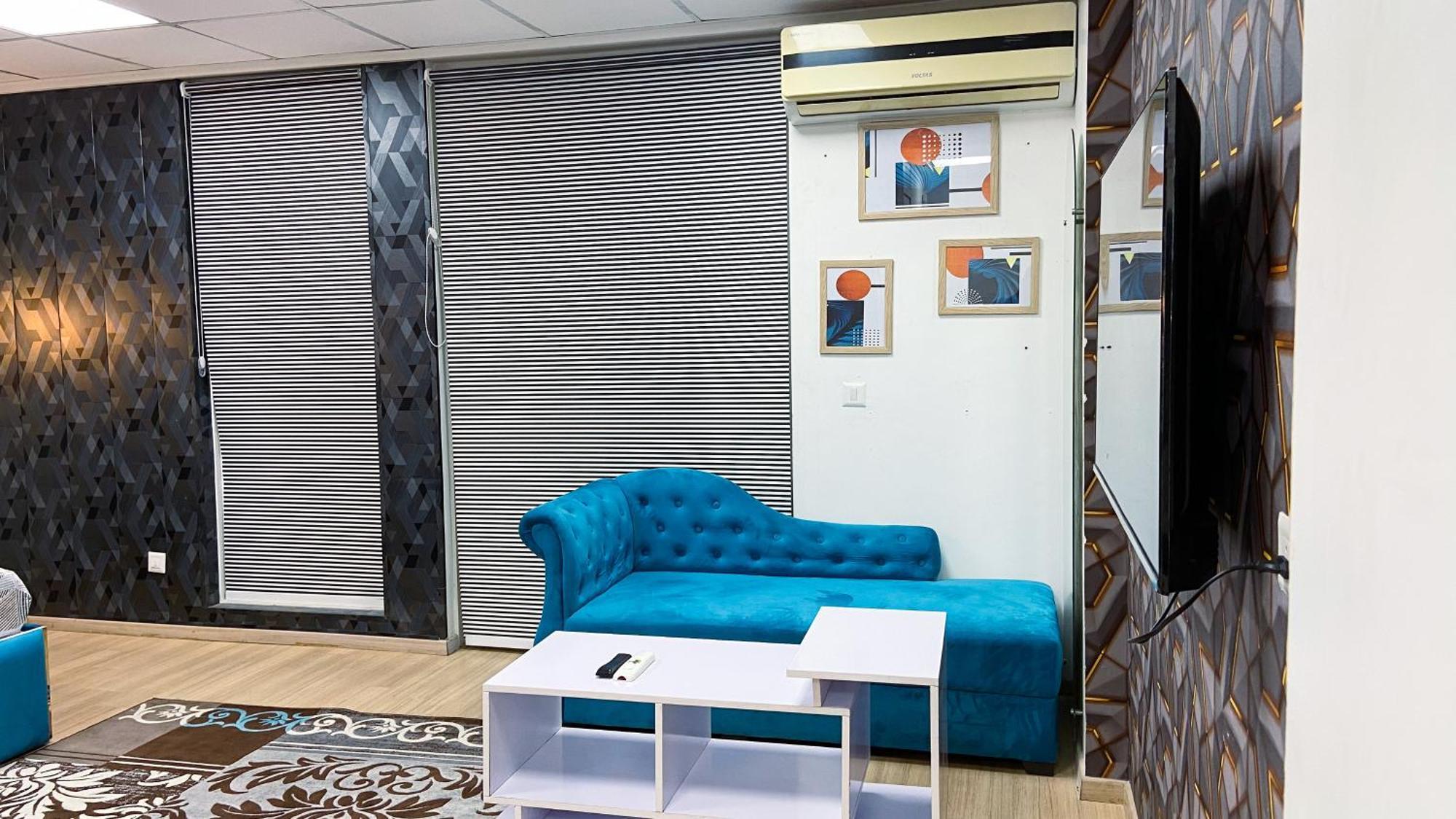 Hotel Blue Velvet Dlf My Pad Gomtinagar *