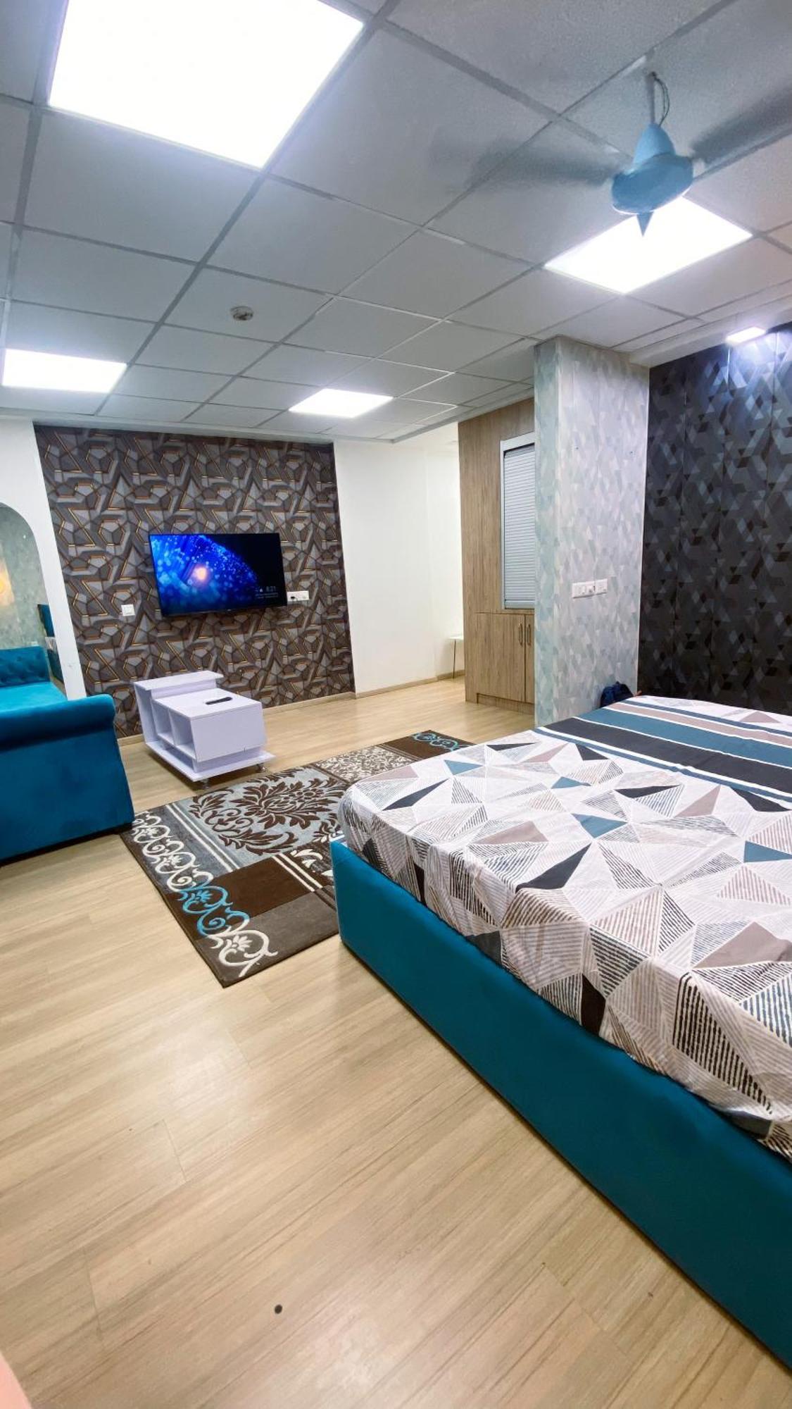 Blue Velvet Dlf My Pad Gomtinagar Hotel