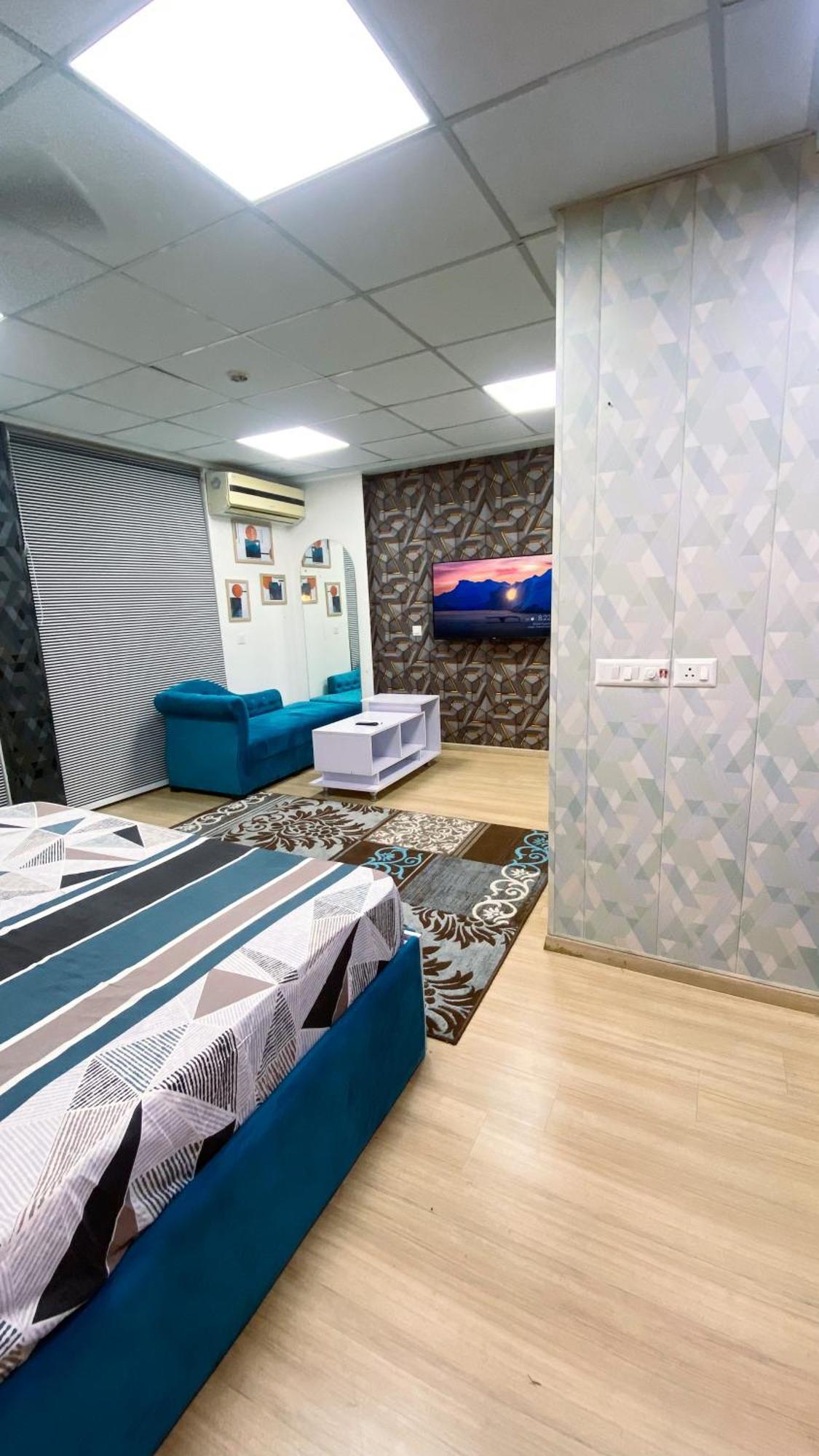 Blue Velvet Dlf My Pad Gomtinagar Hotel