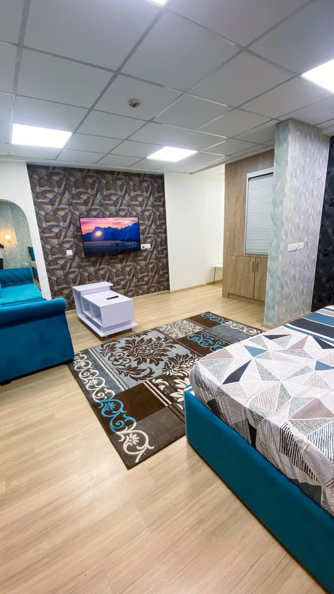 Hotel Blue Velvet Dlf My Pad Gomtinagar